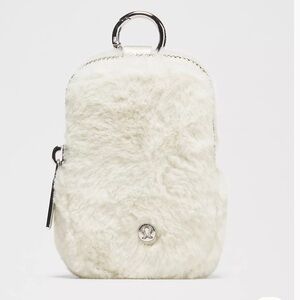 ✨NWT Lululemon Clippable Nano Pouch
Plush Fleece